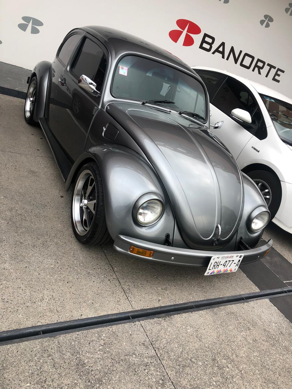 Auto clásico gris disponible para renta