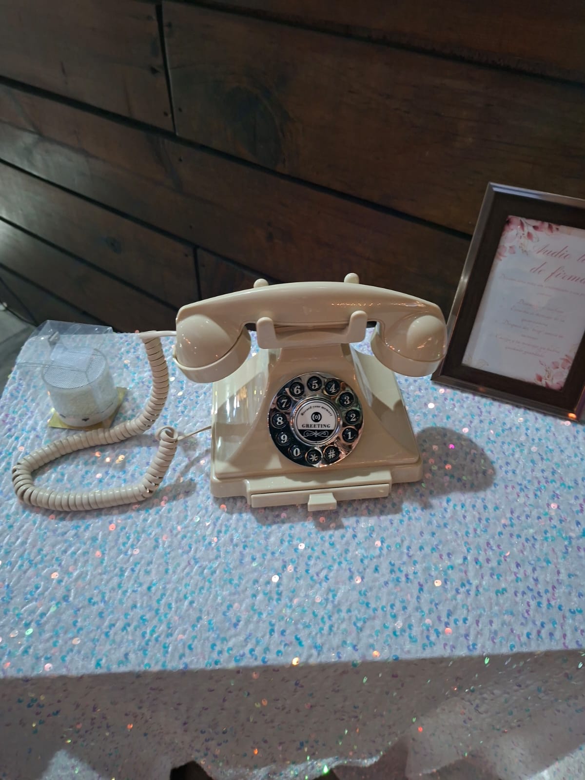 Teléfono vintage sobre una mesa decorada