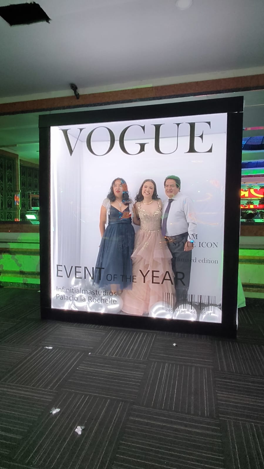 Invitados dentro de la Cabina Vogue XXL personalizada
